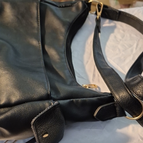 Elegant Black Shoulder Bag with lots of pockets - Picture 6 of 16